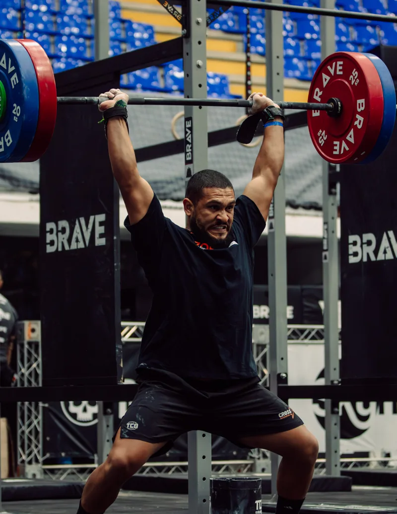 Emerson finalizando um levantamento de peso olímpico em competição